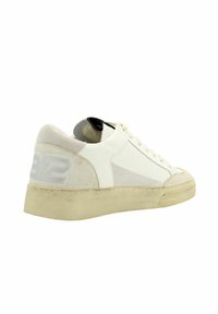 Sneaker bianca in pelle con accento in suede grigio, punta rotonda, suola piatta in gomma e tallone testurizzato con un design goffrato sottile.