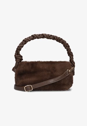 Bruine nepbont handtas met een gevlochten leren handvat, een afneembare schouderriem en een gladde textuur. Compact rechthoekig van vorm.
