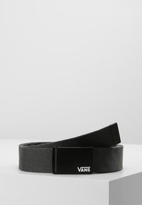 Vans riem met een stevige zwarte canvas band en een rechthoekige zwarte metalen gesp met gegraveerd logo, weergegeven op een witte ondergrond.