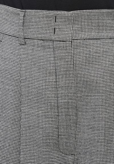 Pantalon à motif pied-de-poule gris et noir, avec une taille plate, des poches latérales et une ceinture standard. Finition en tissu texturé.