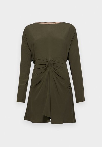 Ελαιοπράσινο φόρεμα με μακρύ μανίκι, που διαθέτει στρογγυλή λαιμόκοψη και συγκεντρωμένες λεπτομέρειες στη μέση. Φτιαγμένο από απαλό, ελαφρύ υλικό.
