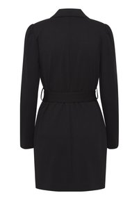 Robe noire à manches longues avec col et ceinture assortie à la taille, vue de dos sur fond blanc.