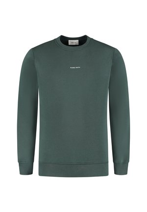Grüner Pullover mit Rundhalsausschnitt und langen Ärmeln. Mit gerippten Bündchen und Saum. Gedruckter Text "PURE PATH" in Weiß auf der Vorderseite.
