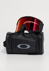 Ochelari de schi negri cu lentilă roșie, având o curea rezistentă și un cadru din cauciuc. Însoțiți de un pouch de stocare compact negru cu fermoar.