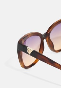 Guess Occhiali da sole - blonde havana/gradient