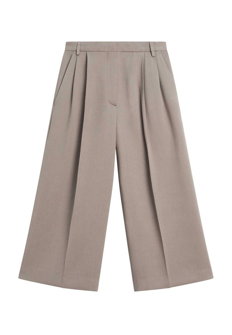 Bredbenede bukser i et lyst taupe-stof med en glat tekstur, der har forplisseringer foran og sidelommer.