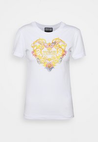 Biała bawełniana koszulka z kolorowym wzorem serca, ozdobionym finezyjnymi motywami oraz napisem "VERSACE JEANS COUTURE" w wyraźnym druku.