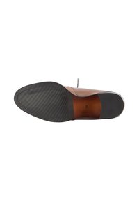 Scarpa da uomo in pelle marrone con suola nera vista dal fondo, che mostra la texture della suola e il marchio della taglia 38.