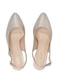 Béžové slingback podpatky s špičatou špičkou, lesklým koženým povrchem, otevřenými boky a páskem kolem kotníku. Interiér má světlou stélku.