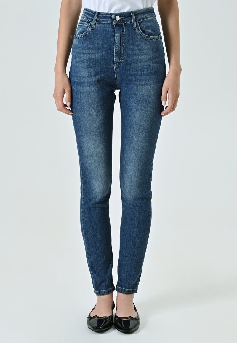 Jeans in denim blu a vita alta con una vestibilità slim, dotati di tasche frontali, chiusura con bottone e leggere sfumature per un dettaglio di texture.