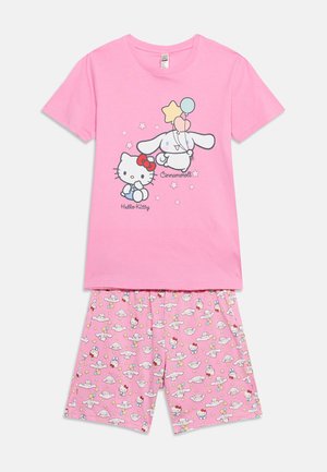 Vaaleanpunainen lyhythihainen toppi ja shortsit, joissa Hello Kittyn ja Cinnamorollin hahmot, ilmapallot ja tähtikuviot kankaassa.