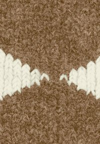 Tessuto lavorato a maglia marrone con un motivo a zigzag bianco; texture morbida che presenta un mix di filati spessi e sottili per un interesse visivo.