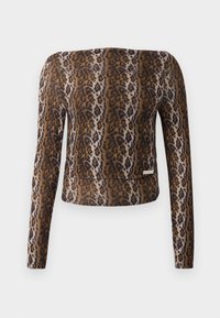 Top cropped de manga longa em padrão de onça, apresentando uma textura suave, palete de cores castanho e preto, e um discreto detalhe de logo na bainha.