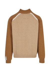 Brauner und cremefarbener gestrickter Pullover mit hohem Kragen, gerippten Bündchen und Saum, mit kontrastierenden Raglanärmeln und einem Logo-Patch.