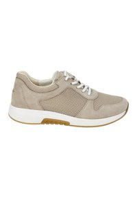 Baskets en daim beige clair avec lacets blancs, panneaux latéraux en mesh, col rembourré et semelle en caoutchouc blanche avec détail de grip beige.