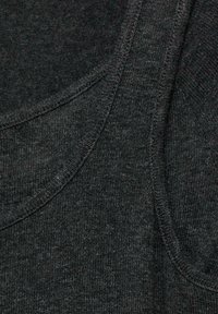 Haut sans manches gris foncé en tissu tricoté doux, avec un col rond et un ourlet arrondi. Couture visible le long des bords.