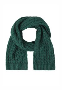 Grøn kabelstrikket tørklæde med et struktureret mønster og ribbede kanter, lavet af blødt materiale, hængende i en snoet position.