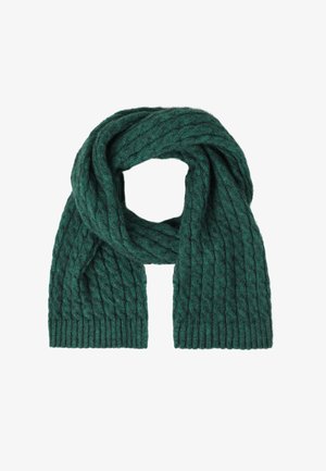 Zelena šal s pletenom uzorkom i rebrastim rubovima, napravljen od mekog materijala, visi u obliku petlje.