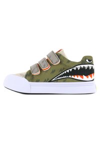 Groene canvas sneaker met haai-ontwerp, witte rubberen neuskap en drie grijze klittenbandsluitingen. Textiel met contrasterende oranje accenten.