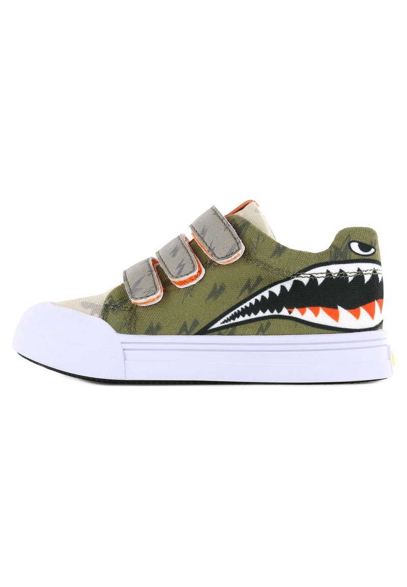 Groene canvas sneaker met haai-ontwerp, witte rubberen neuskap en drie grijze klittenbandsluitingen. Textiel met contrasterende oranje accenten.