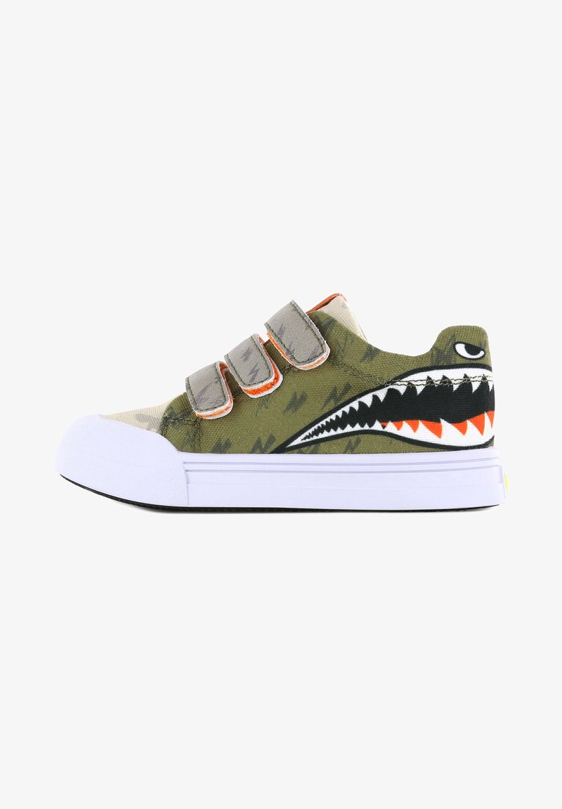 Groene canvas sneaker met haai-ontwerp, witte rubberen neuskap en drie grijze klittenbandsluitingen. Textiel met contrasterende oranje accenten.