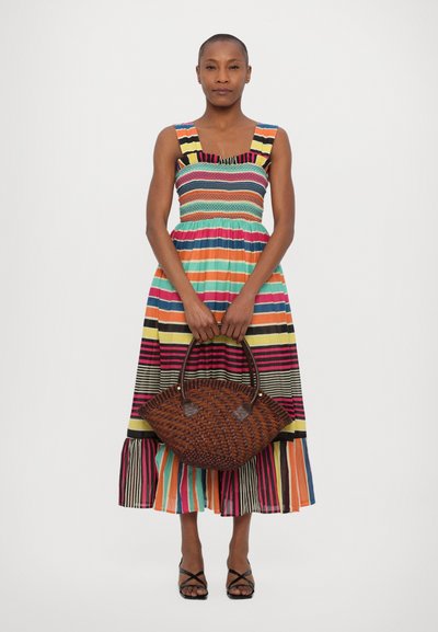 Rochie fără mâneci, cu dungi, în culori vibrante; geantă din fibră naturală, maro; sandale plate; material texturat; fustă cu lungime medie, evazată.