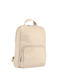 Zaino in nylon beige con manico superiore, tasca frontale con zip e dettagli del logo. Texture liscia e design snello adatto per un uso casual.