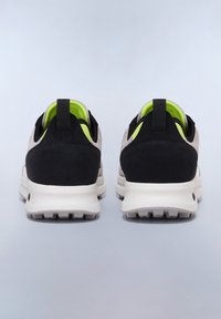 Scarpe sportive nere e grigie con finitura in suede testo, dotate di una fodera interna verde lime e suola bianca con tasselli di trazione.
