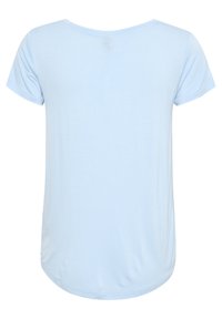 Jasnoniebieska krótko rękawowa koszulka z okrągłym dekoltem i nieco wydłużonym tyłem, wykonana z miękkiego, gładkiego materiału.