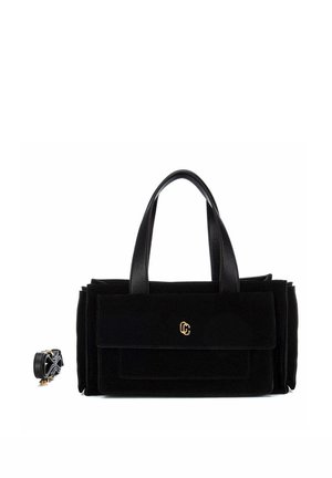 Bolso rectangular negro con doble asa, bolsillo frontal con solapa, emblema de logo dorado y correa de hombro desmontable al lado.