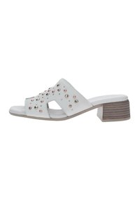 Le sandali bianchi con tacco a blocco presentano un design tagliato, adornato con borchie metalliche rosa e argento, con un tacco beige testurizzato.