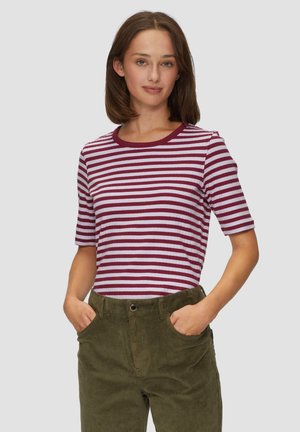 Rood-wit gestreept T-shirt met korte mouwen en ronde boord, gecombineerd met groene corduroybroek. Eenvoudig, casual ontwerp.