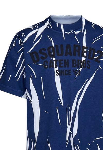 T-shirt in cotone blu navy con un motivo astratto bianco, scollatura a girocollo e testo nero in evidenza: "DSQUARED2 CATEN BROS SINCE '64."