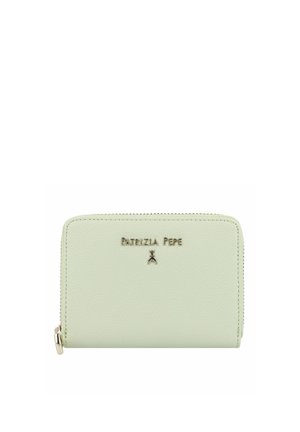 Portafoglio verde chiaro con cerniera a giro, finitura testurizzata, logo in metallo "Patrizia Pepe" ed emblema insetto sul davanti.