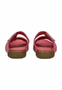 Růžové kožené sandály s otevřenou patou, dvěma popruhy a hnědou texturovanou podešví. Vyznačují se bílým prošíváním podél okrajů.