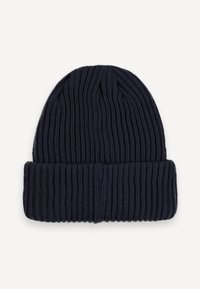 Tumesinine ribakudumine beanie koos volditud äärisega. Valmistatud pehmest, tekstuurses materjalis, millel on kogu ulatuses vertikaalselt paigutatud õmblused.