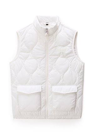 Biała pikowana kamizelka bez rękawów z zamkiem z przodu, wysokim kołnierzem, dwoma przednimi kieszeniami z klapami oraz subtelnym wytłoczonym logo na piersi.
