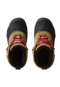 Cizme de drumeție de culoare cămilă, cu vârf de cauciuc negru, șireturi roșii și talpă texturată. Interiorul are o căptușeală întunecată pentru un plus de confort.