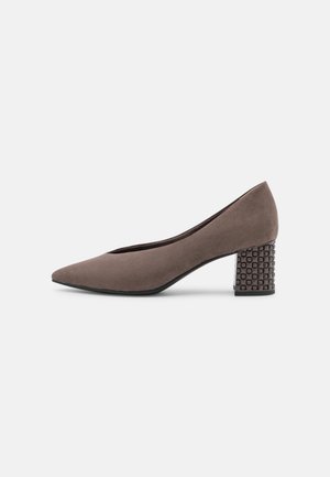Zapato de salón de ante marrón con punta afilada y tacón ancho texturizado con un patrón geométrico. Acabado suave y silueta clásica.