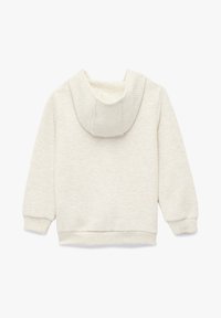 Sudadera blanca texturizada con una gran capucha redondeada, puños y cinturilla. El material parece suave y transpirable. No hay patrones ni herrajes visibles.