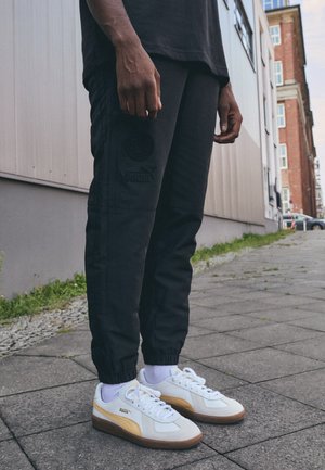 BVB BORUSSIA DORTMUND FTBLMONOCHRM PANTS - Vereinsmannschaften - black