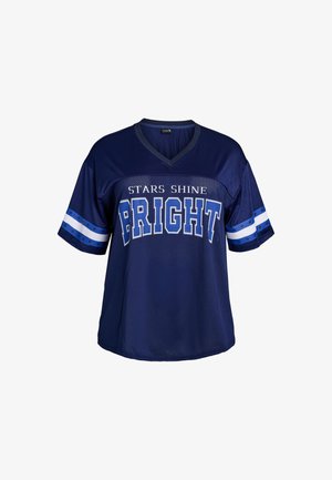 Laivastonsininen verkkomainen urheilupaita, jossa on V-pääntie ja teksti "STARS SHINE BRIGHT" paksuilla valkoisilla ja sinisillä kirjaimilla, korostettuna raidallisilla hihoilla.