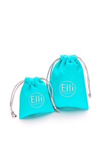 Két türkizkék húzózsinórral ellátott tasak, puha anyagból készült, ezüst kiegészítőkkel és az "Elli WE ♥ JEWELS" felirattal. Az egyik tasak nagyobb.