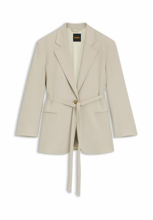 Blazer beige ajusté avec col à revers, manches longues, fermeture par un bouton et ceinture en tissu assorti nouée à la taille.