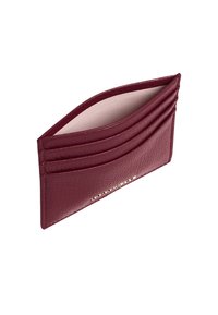 Portafoglio in pelle bordeaux con quattro scomparti, superficie texturizzata e fodera interna liscia. Presenta un discreto logo dorato sulla parte anteriore.