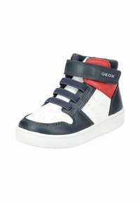 Niebiesko-białe trampki typu high-top z czerwonymi akcentami, syntetyczna cholewka, teksturowana powierzchnia, zapięcie na sznurówki i rzepy, perforowany wzór po bokach.