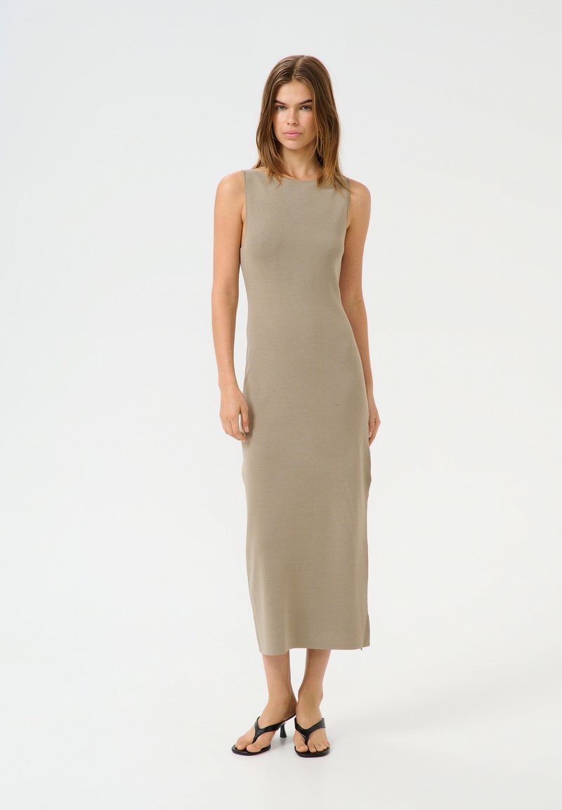 Ärmelloses beiges Strickkleid mit figurnaher Silhouette, das bis zur Mitte der Waden reicht, mit rundem Ausschnitt und dezenter Rippstruktur.