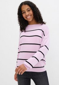 Maglione rosa chiaro con strisce orizzontali nere, caratterizzato da un colletto a barca e maniche lunghe. Tessuto morbido e vestibilità rilassata.