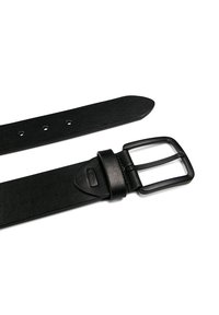 Schwarzer Ledergürtel mit glatter Textur, ausgestattet mit einer rechteckigen Metallschnalle und mehreren Löchern zur Anpassung.