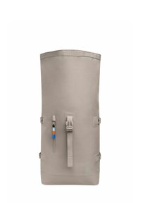 Beige rulltoppsryggsäck gjord av slitstarkt tyg, med justerbara axelremmar, ficka på sidan med färgglada detaljer och en minimalistisk design.